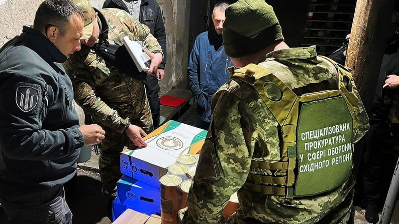 Судитимуть двох військових за розкрадання понад трьох тонн харчів з військової чатини на Донеччині