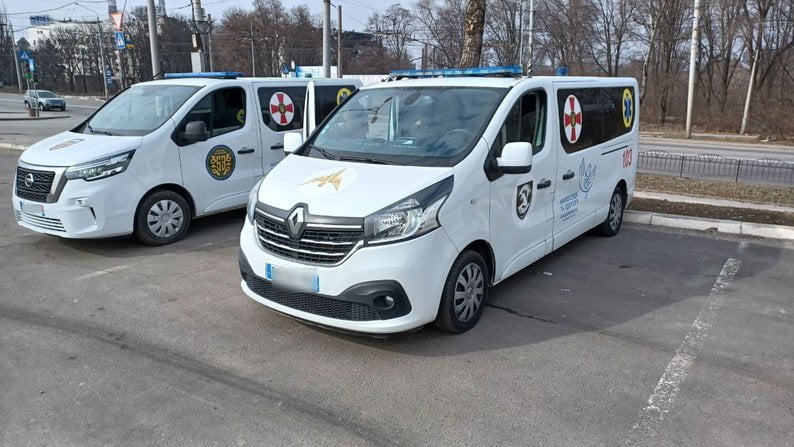 Два реанімобілі отримали медичні підрозділи військових частин на Донеччині