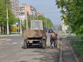 Комунальники прибирають вулиці Краматорська