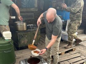 Відомий шеф-кухар Володимир Ярославський готує військовим на Сході України