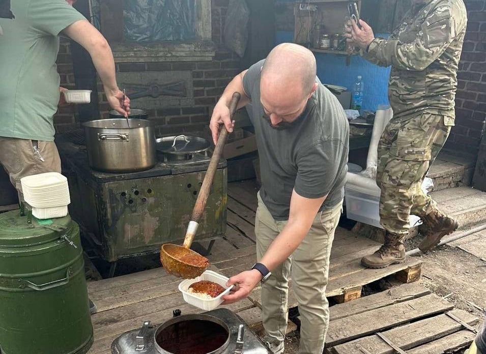Відомий шеф-кухар Володимир Ярославський готує військовим на Сході України