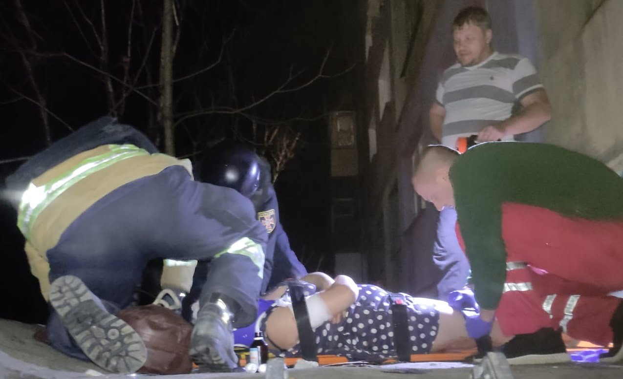У Костянтинівці жінка впала на козирок під'їзду 5-поверхового будинку