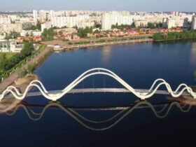 У Києві відкрили новий пішохідний міст-хвилю