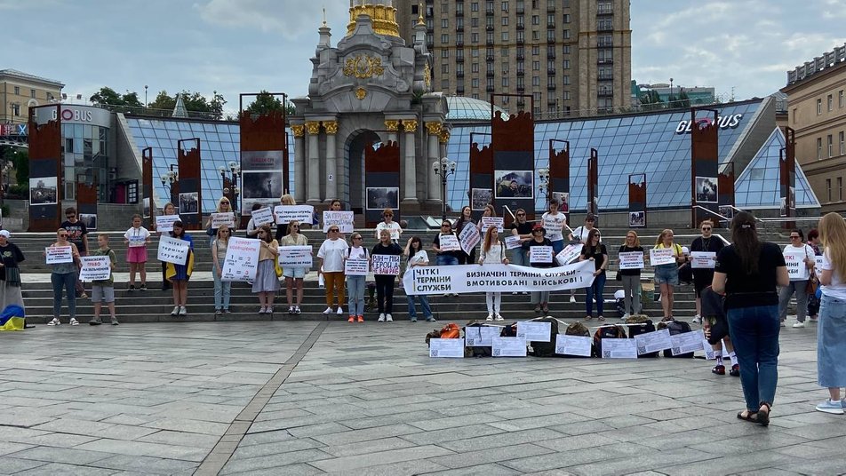 "Герої не раби": у Києві рідні військових вимагають встановлення чітких термінів служби