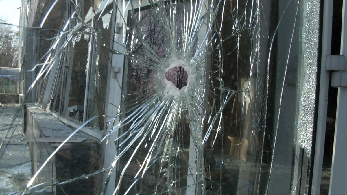 обстріл, скло розбите