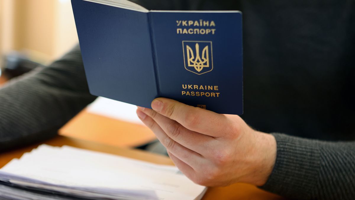паспорт за кордоном