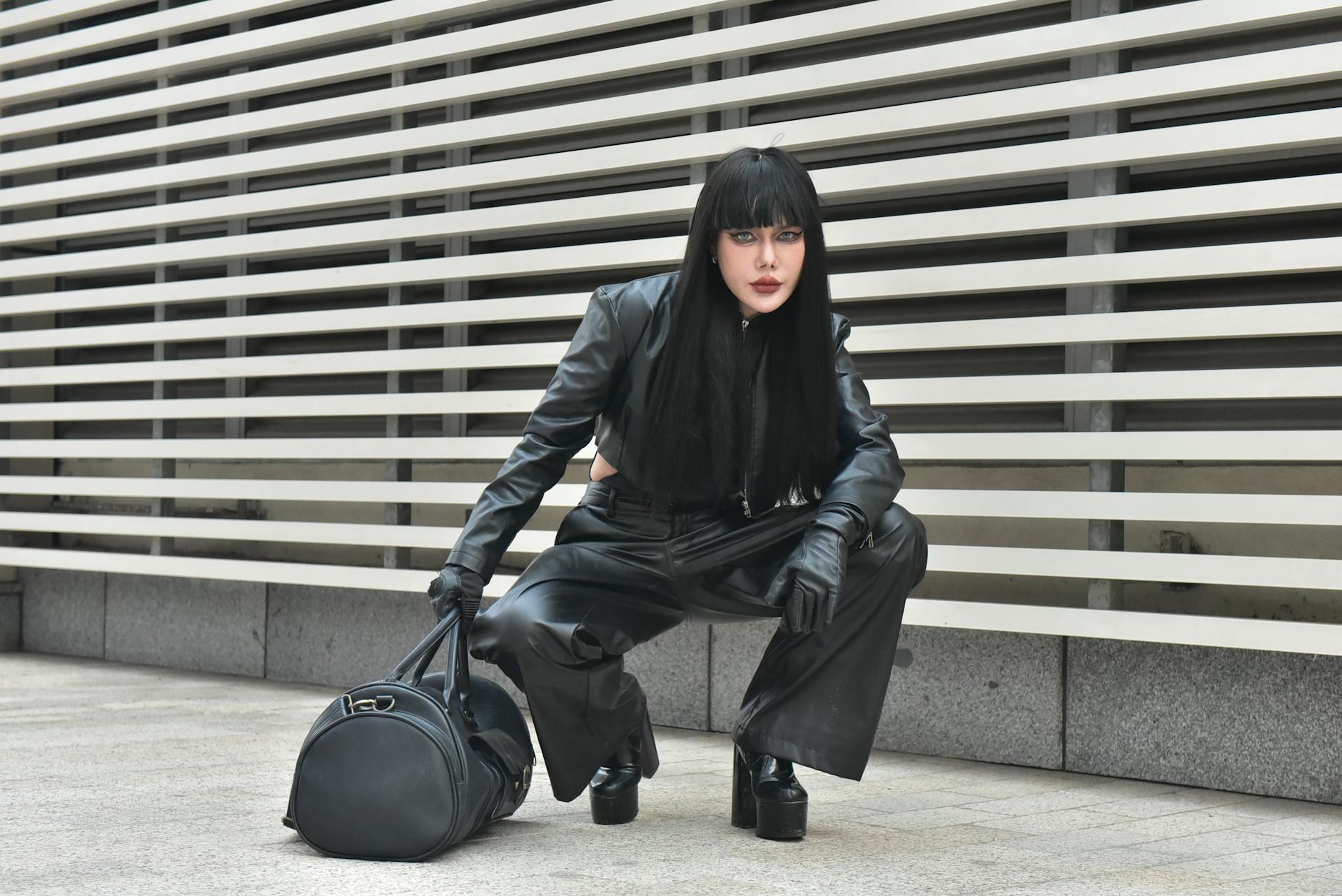 Чорний total look: як носити і не виглядати на похорон