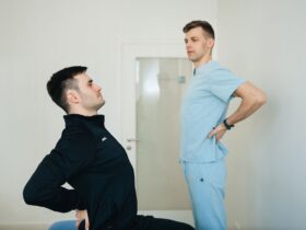 Постава 2026: як виправити сутулість силою і розтяжкою