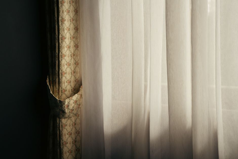 Догляд за шторами і тюлем між праннями: пил, запахи, свіжість