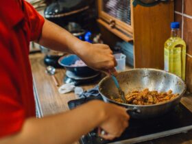 Кухонні лайфхаки, що реально спрощують готування