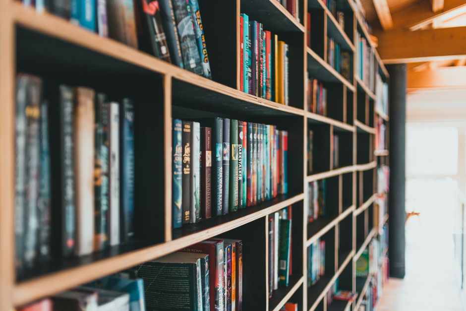 Привітання з Днем бібліотекаря: гарні слова хранителям книг