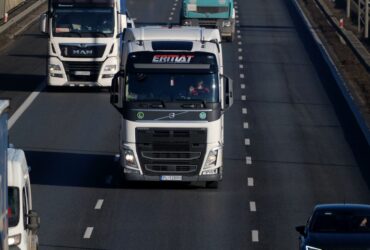 Привітання з Днем автомобіліста і дорожника: слова для людей дороги