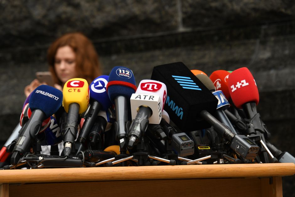 Привітання з Днем журналіста: гідні слова людям слова