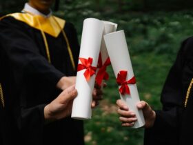 Привітання з захистом диплома: гарні слова новоспеченому фахівцю