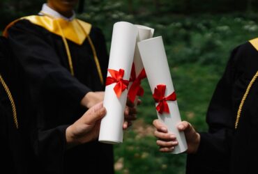 Привітання з захистом диплома: гарні слова новоспеченому фахівцю