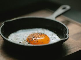 Скільки смажити яєчню та омлет: ідеальний жовток