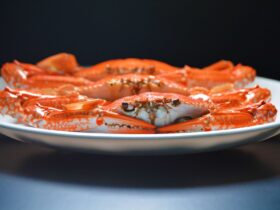 Скільки варити краба: цілого і крабові фаланги