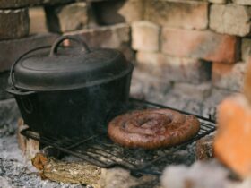 Скільки варити сардельки: щоб не лопнули, соковиті