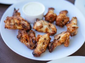 Скільки запікати курячі крила в духовці: хрусткі, як у BBQ