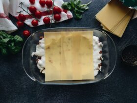 Скільки запікати лазанью в духовці: з фаршем і бешамель