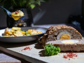 Скільки запікати м'ясний рулет в духовці: з начинкою і без