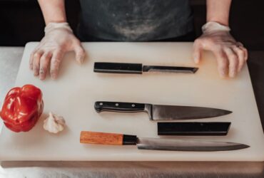 Як доглядати за кухонними ножами: заточка, зберігання, дошки