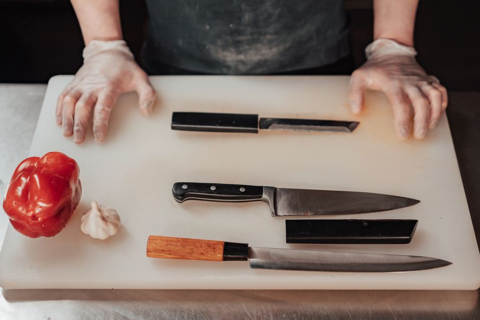 Як доглядати за кухонними ножами: заточка, зберігання, дошки