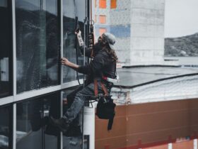 Як помити вікна без розводів: оцет, мікрофібра і правильна погода