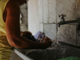 Як відіпрати кров з одягу: холодна вода, сіль і ще 4 способи