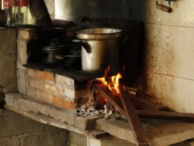 Як відмити пригорілу каструлю: сода, оцет і кип’ятіння