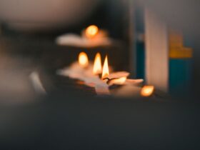 Як видалити віск від свічки з одягу: заморозка і праска