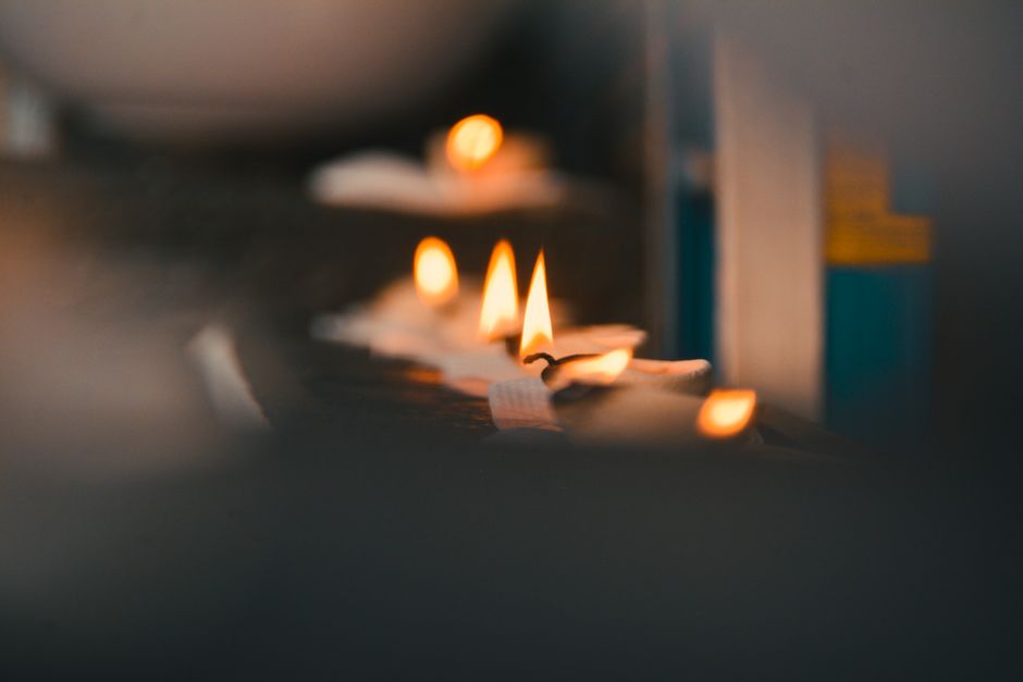 Як видалити віск від свічки з одягу: заморозка і праска