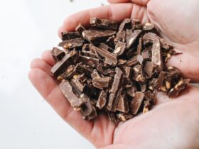 Як вивести плями від шоколаду з одягу: 5 робочих способів