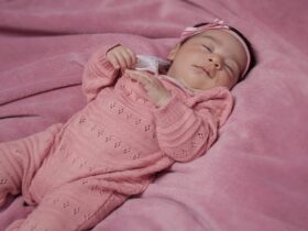 Привітання з народженням племінниці: ніжні слова щасливій родині