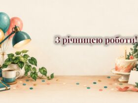 Робочий стіл із чашкою кави, тортиком і листівкою