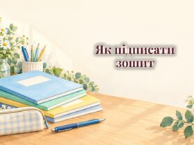 Стос шкільних зошитів, ручка і пенал на парті