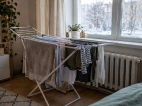 Сушарка з білизною біля вікна в квартирі взимку